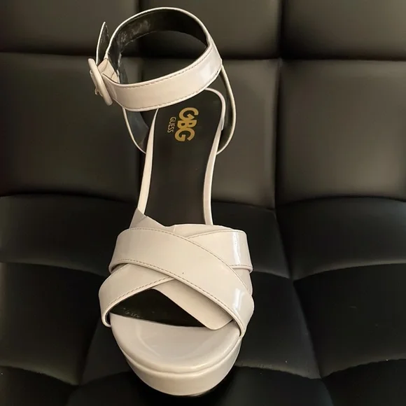 Guess white pumps - Picture 2 of 3